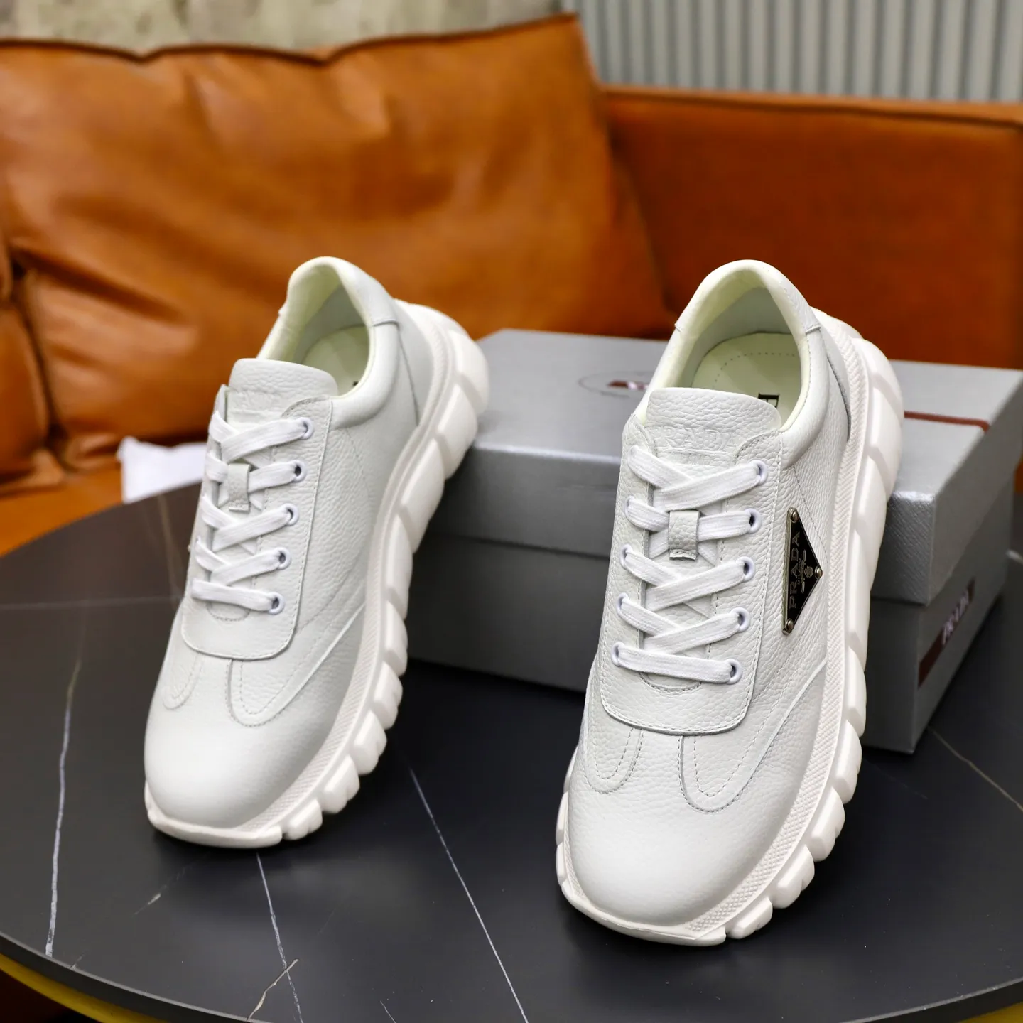 Factory price: 720💰Top original order Brand: PRADA (Prada) Standard code: Men's size 38/44 (45 can be customized) Grade: Same as the official website Material: Original cowhide stitching, cowhide lining, original combination two-color wear-resistant soft outsole Style category: casual sports version, young fashion, European and American trend, British style Color: actual picture color